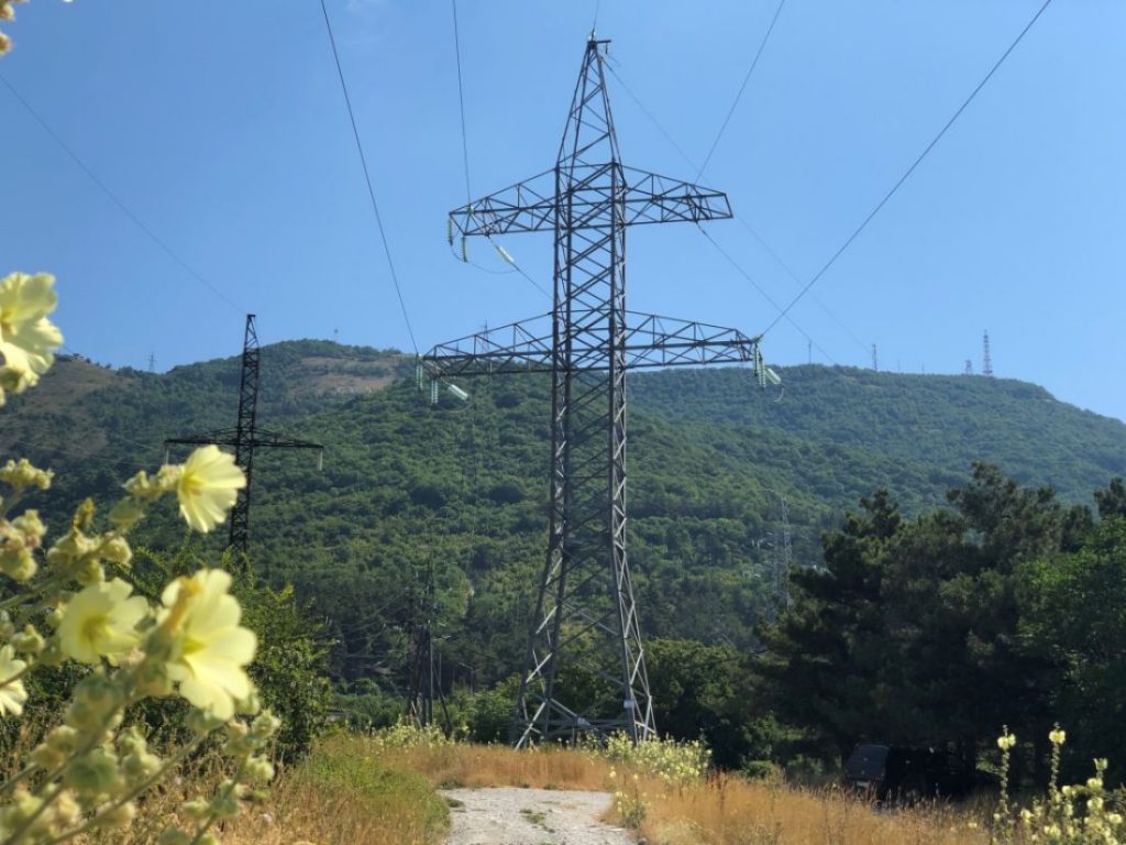 Крымские энергетики расчищают трассы линий электропередачи